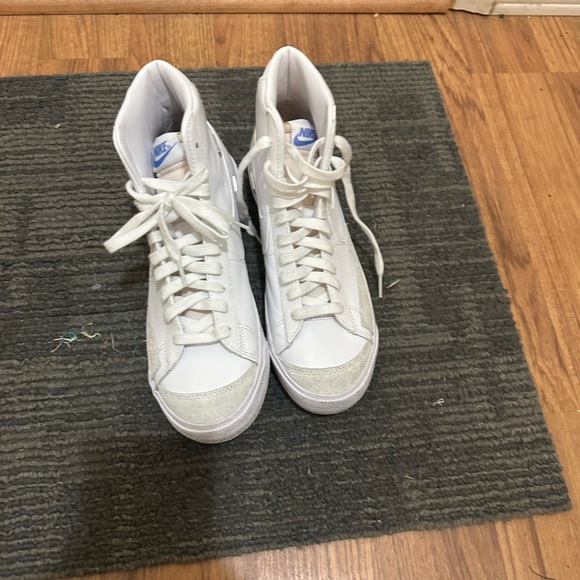 high tops canvas shoe with metallic silver swoosh symbol - Picture 3 of 3